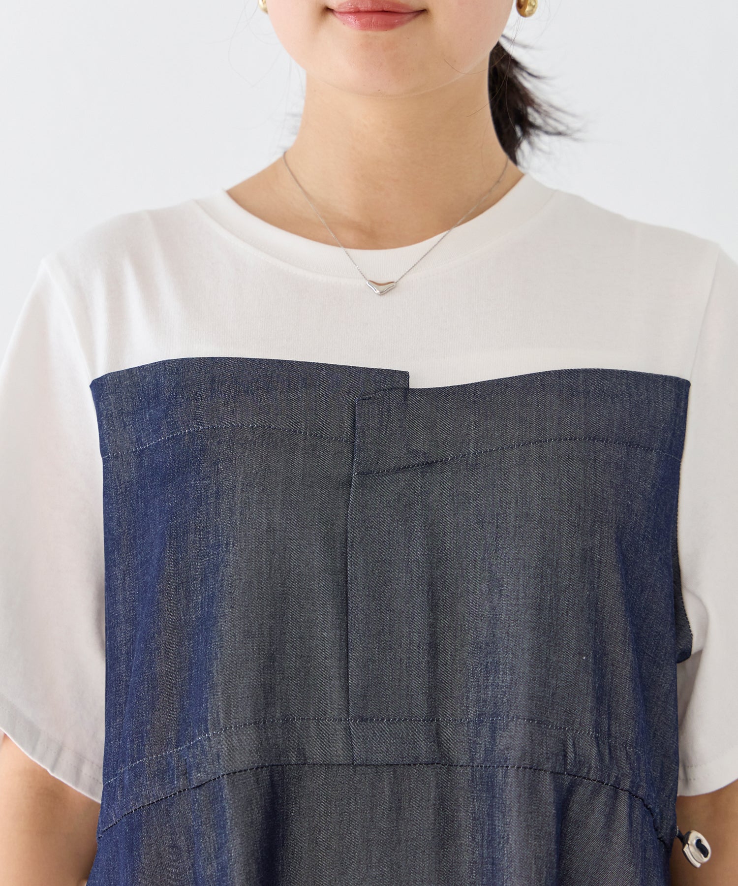 Teeとワンピースのアンサンブル風
