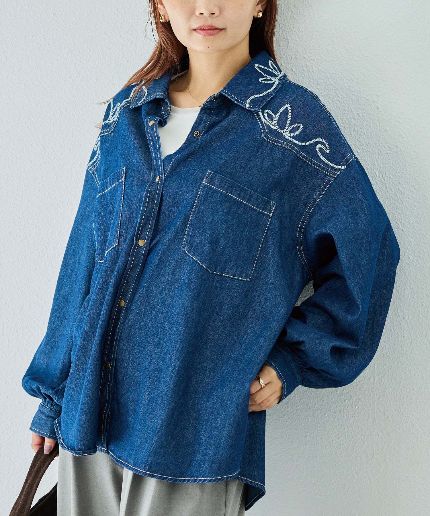 エンブロイダリーデニムシャツ
