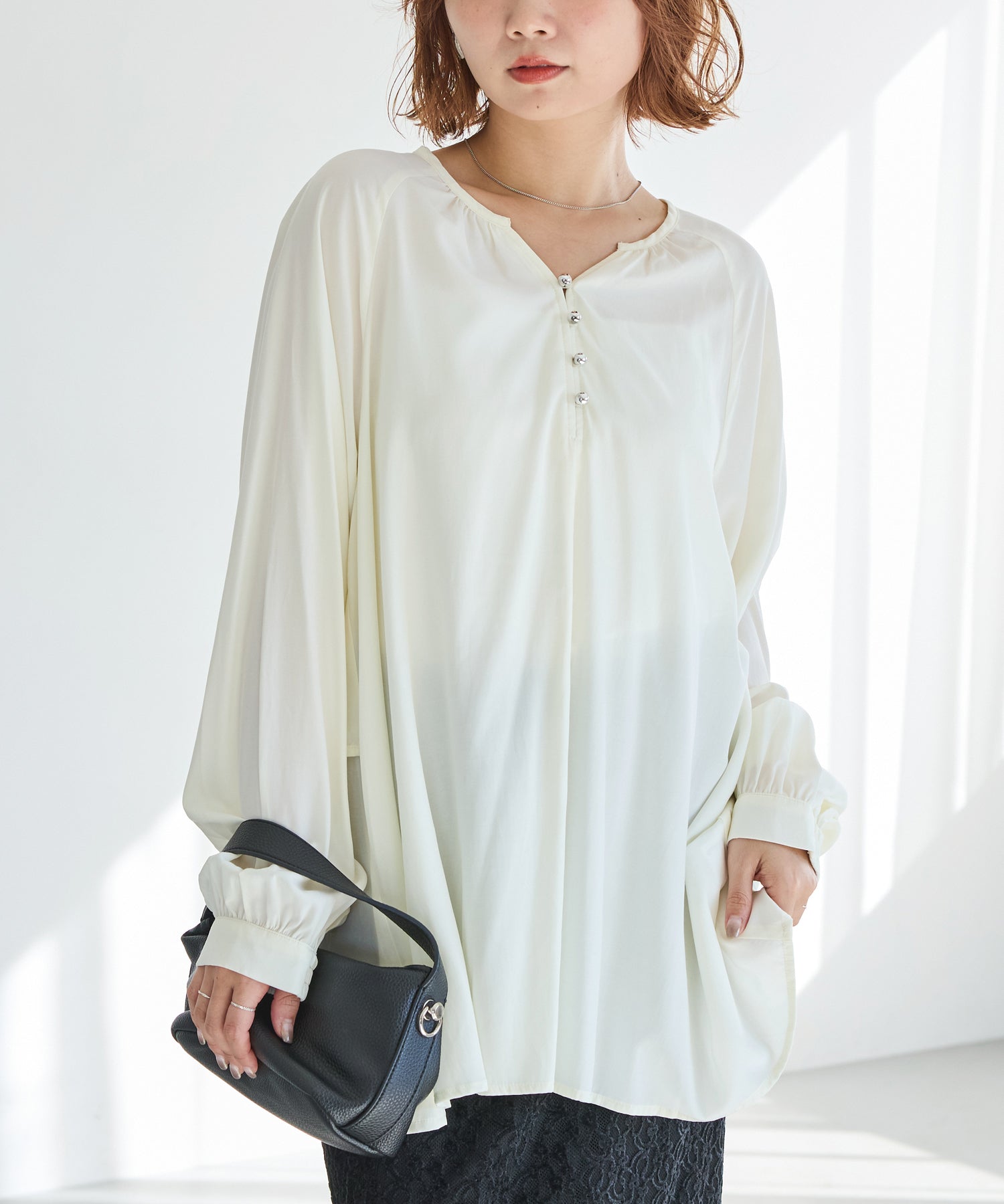 バックフリルブラウス