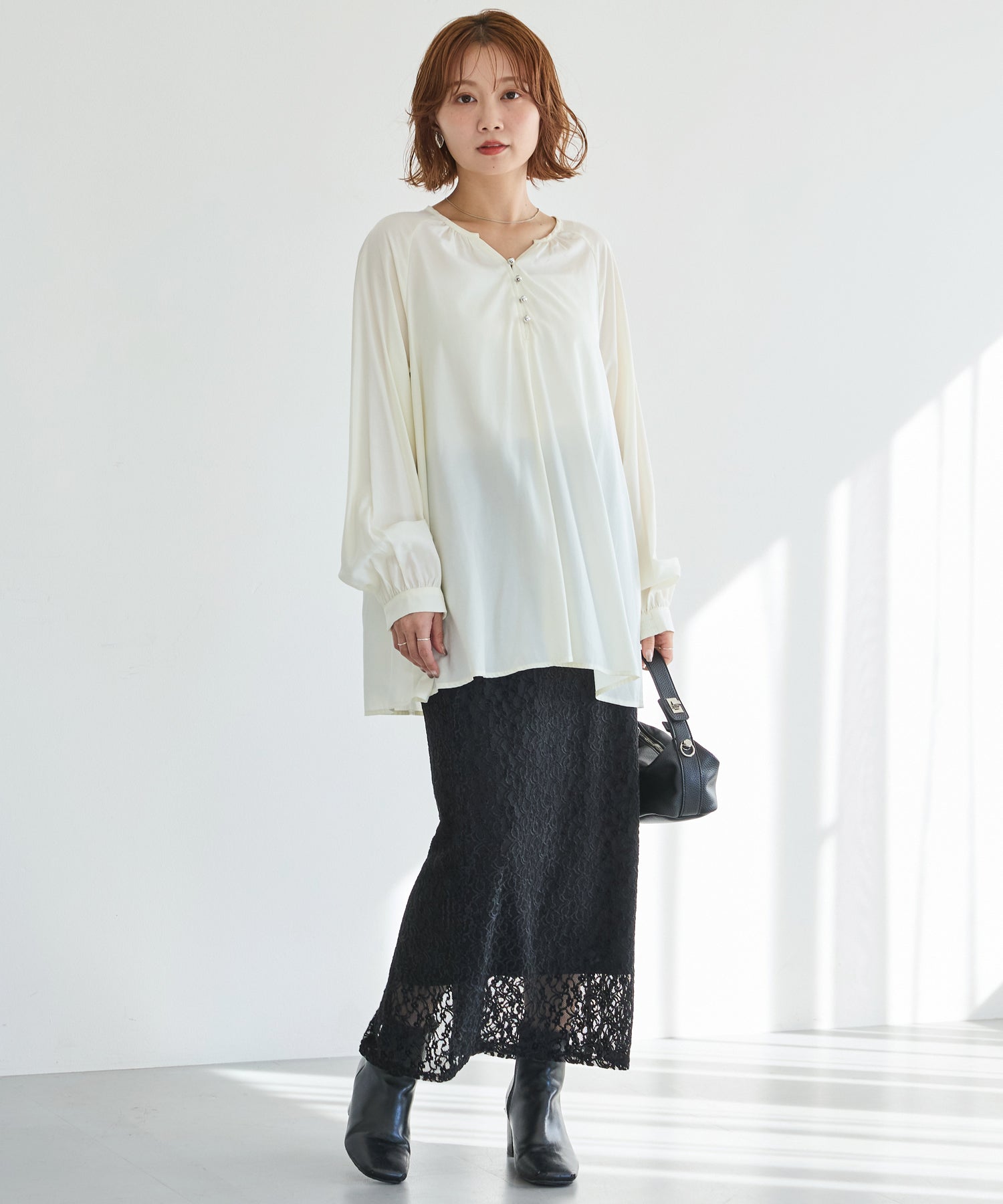 バックフリルブラウス