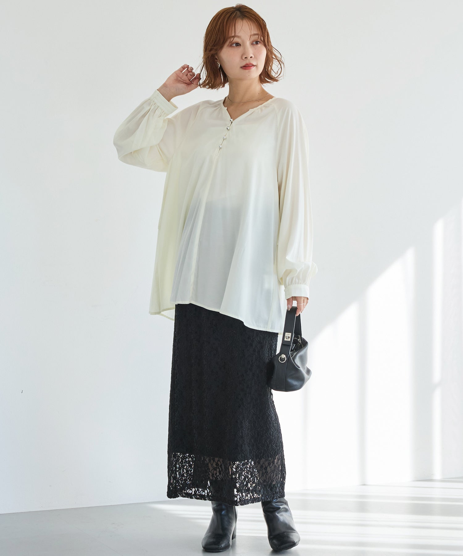 バックフリルブラウス