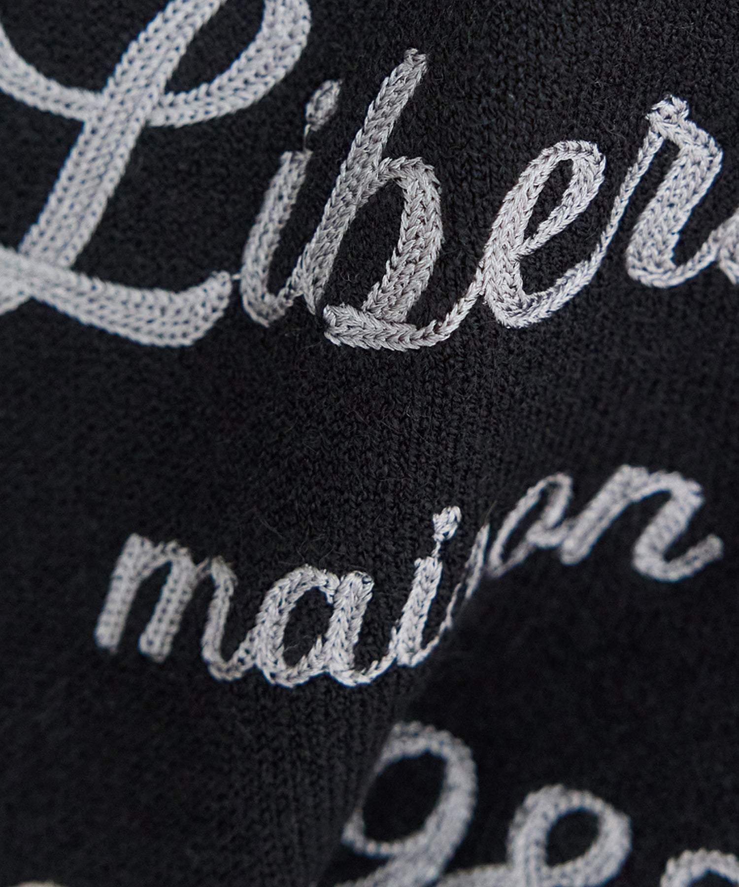 ブラック：グレーチェーンステッチ