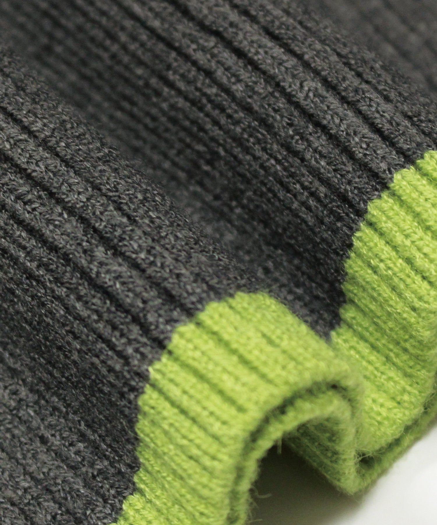 チャコールグレー