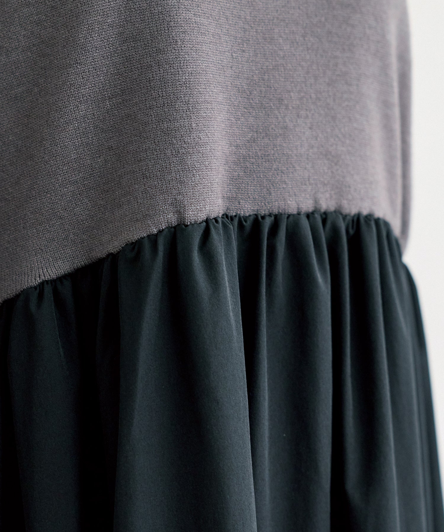 異素材切替ギャザーニットワンピース