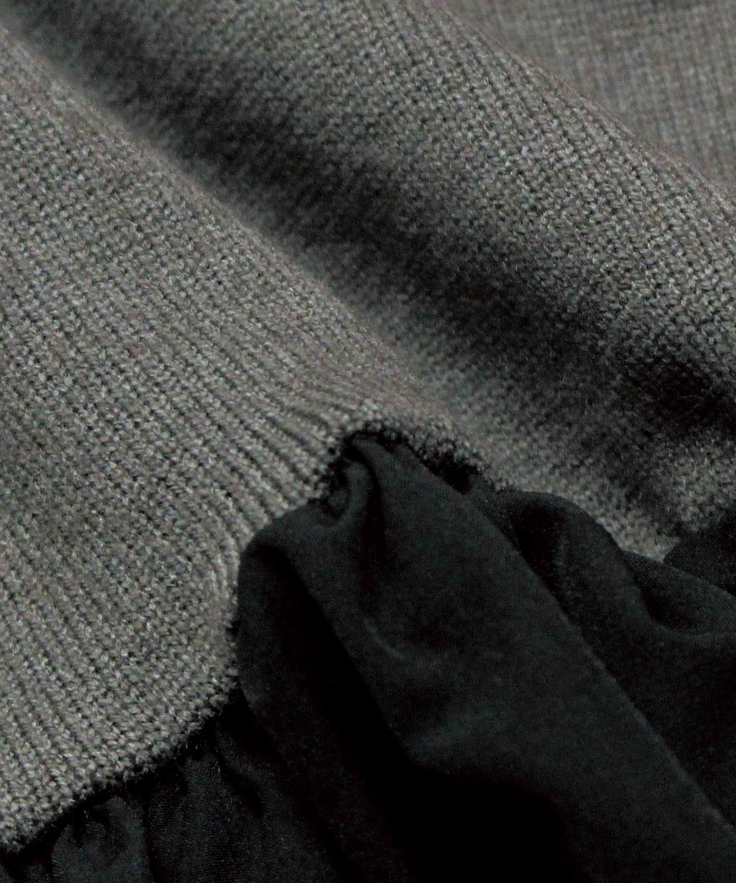 チャコールグレー