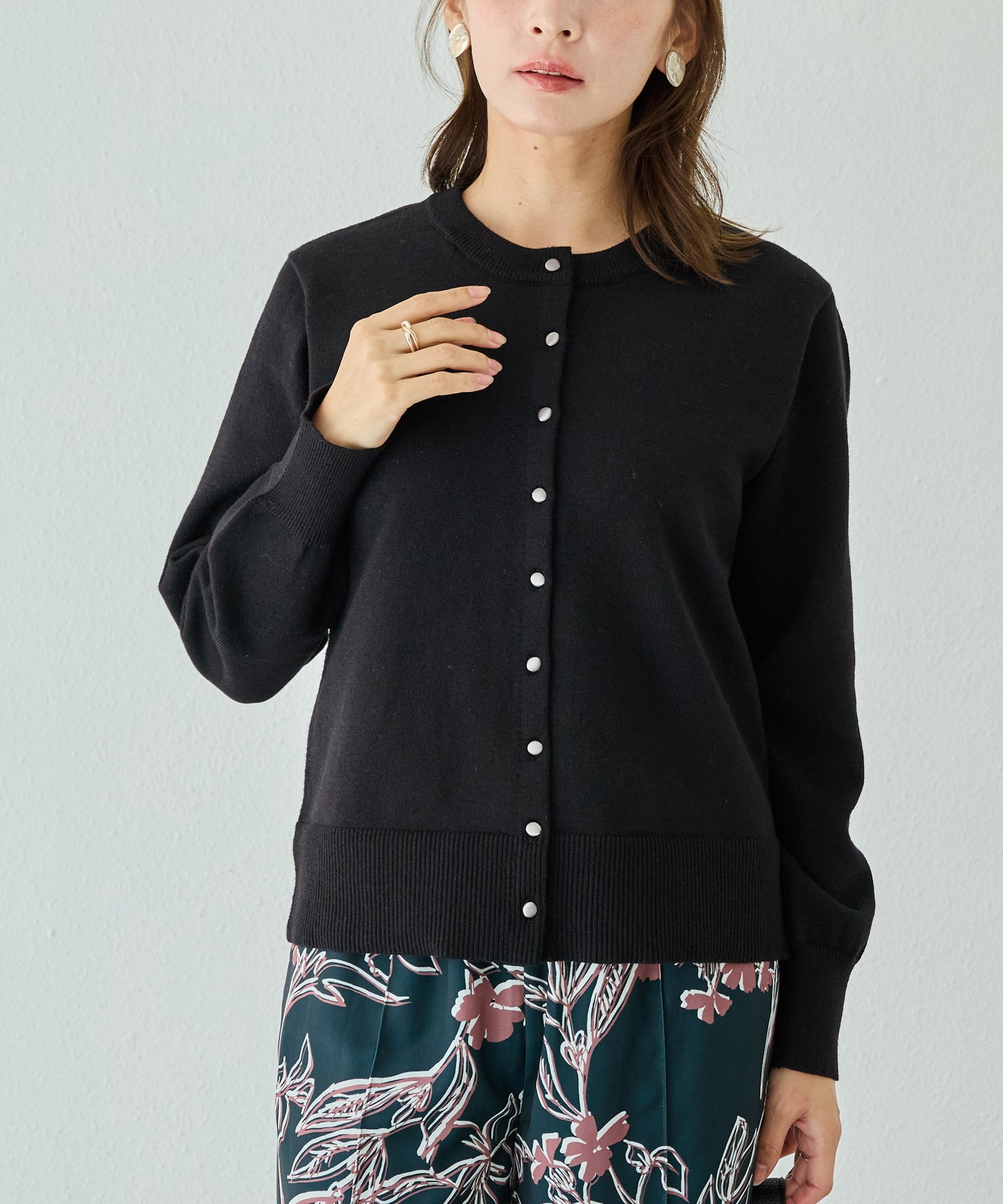 ボタン配色ニットカーデ