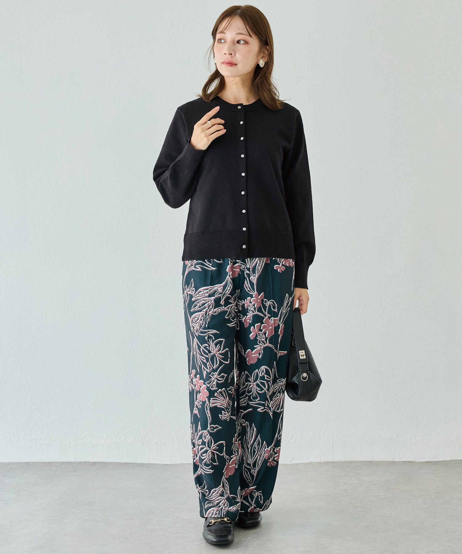 ボタン配色ニットカーデ