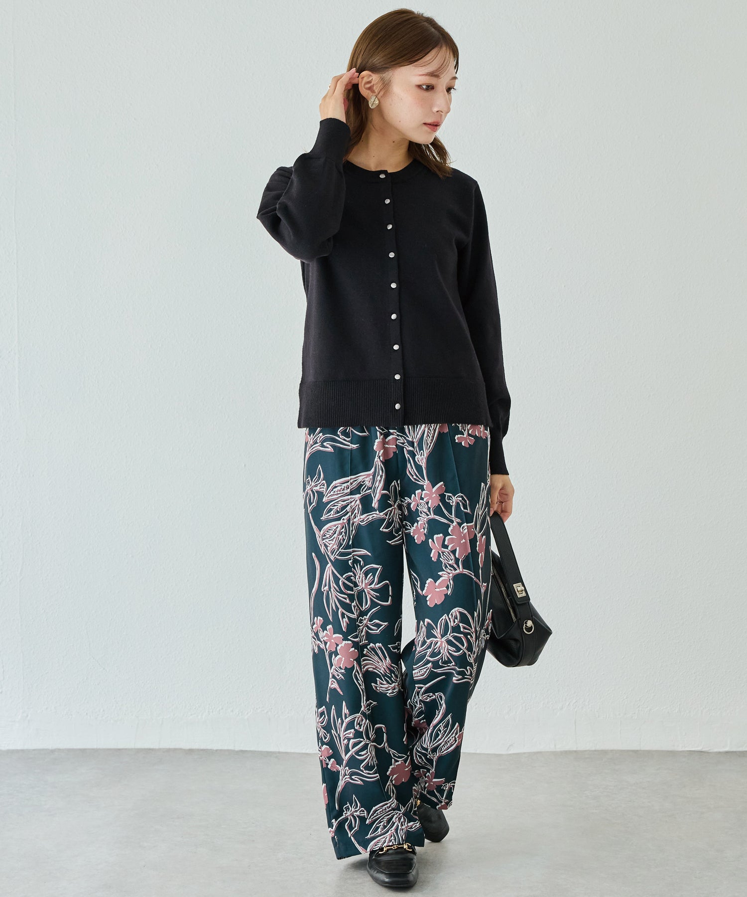 ボタン配色ニットカーデ