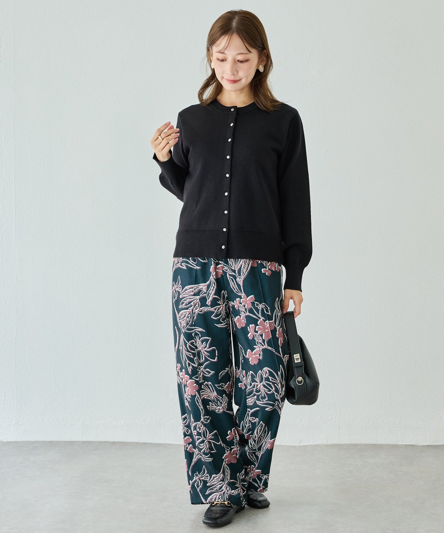 ボタン配色ニットカーデ