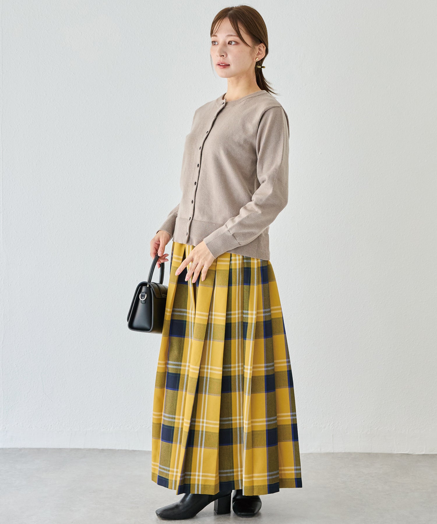 ボタン配色ニットカーデ