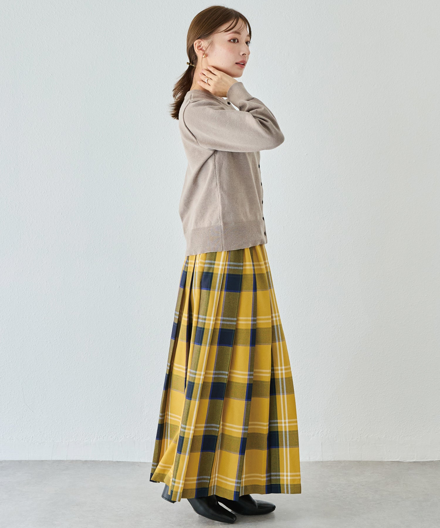 ボタン配色ニットカーデ