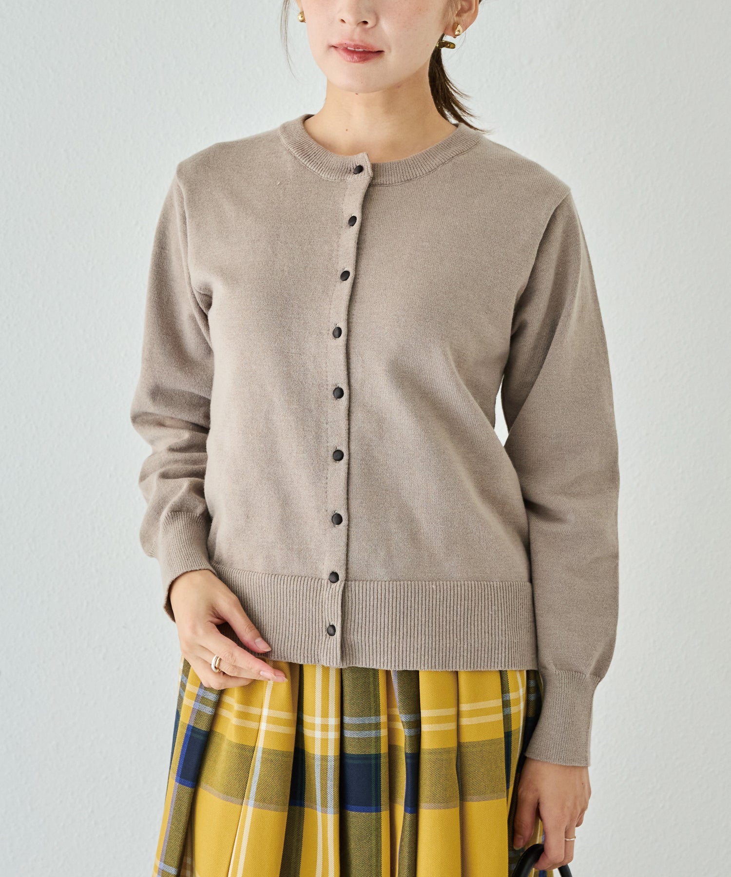 ボタン配色ニットカーデ