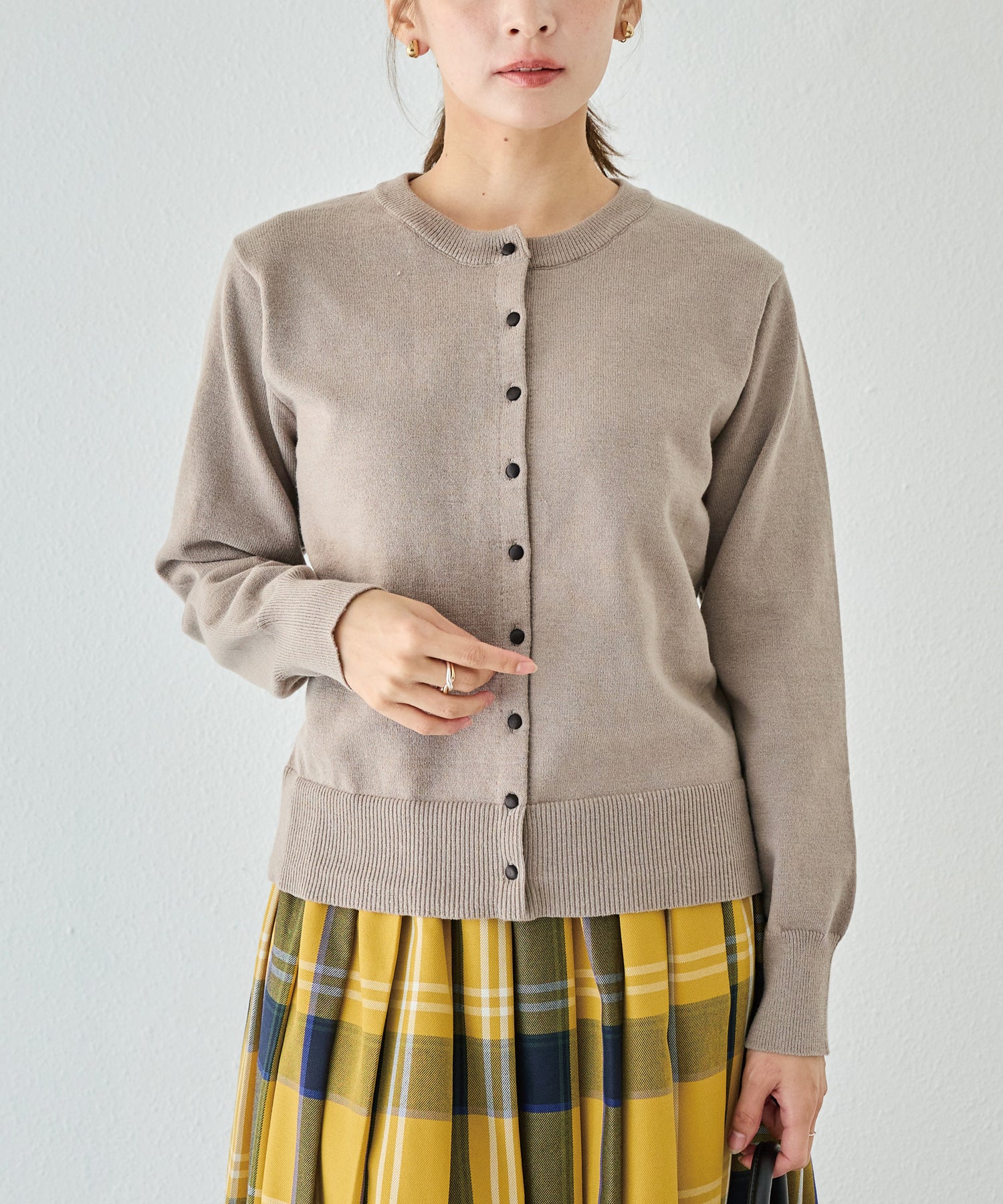 ボタン配色ニットカーデ