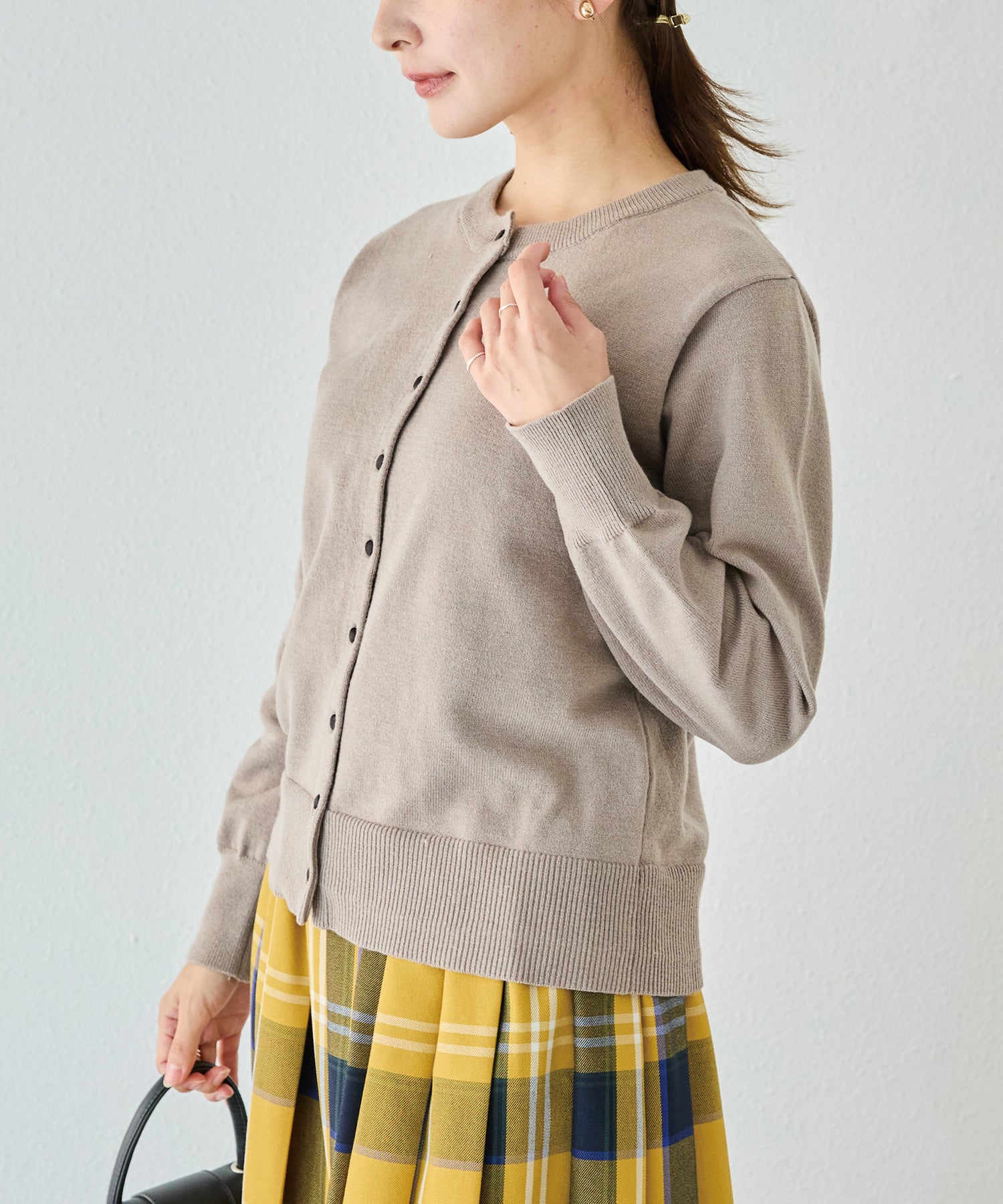 ボタン配色ニットカーデ