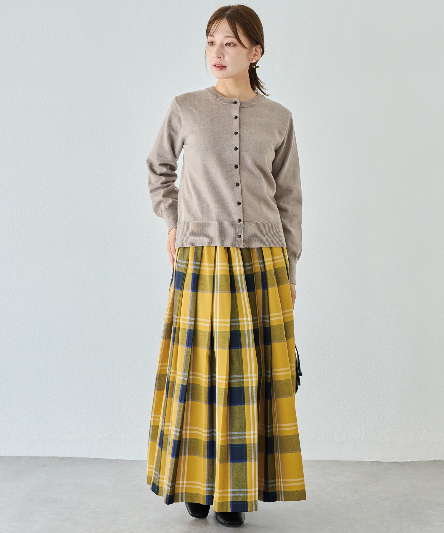 ボタン配色ニットカーデ