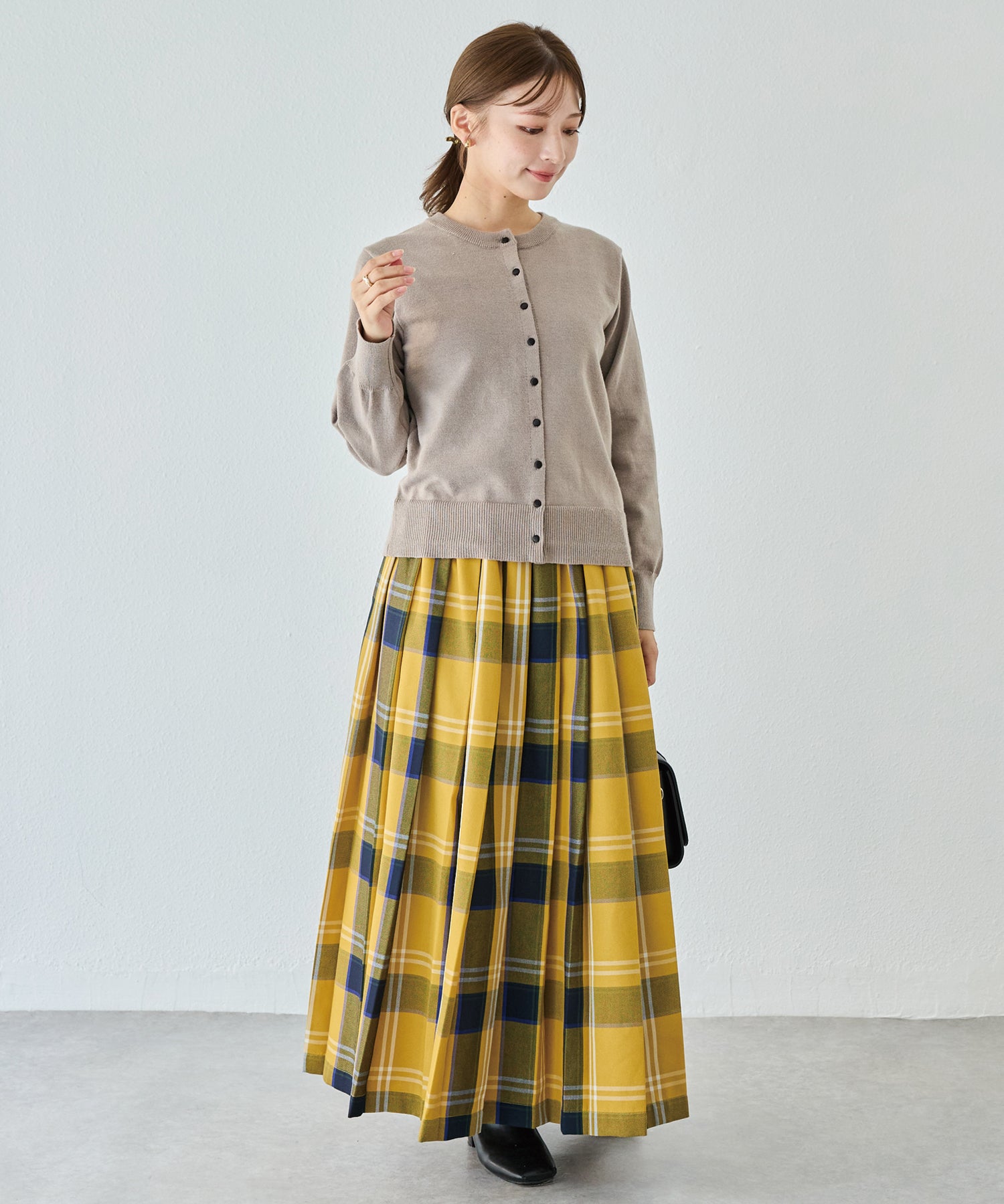 ボタン配色ニットカーデ