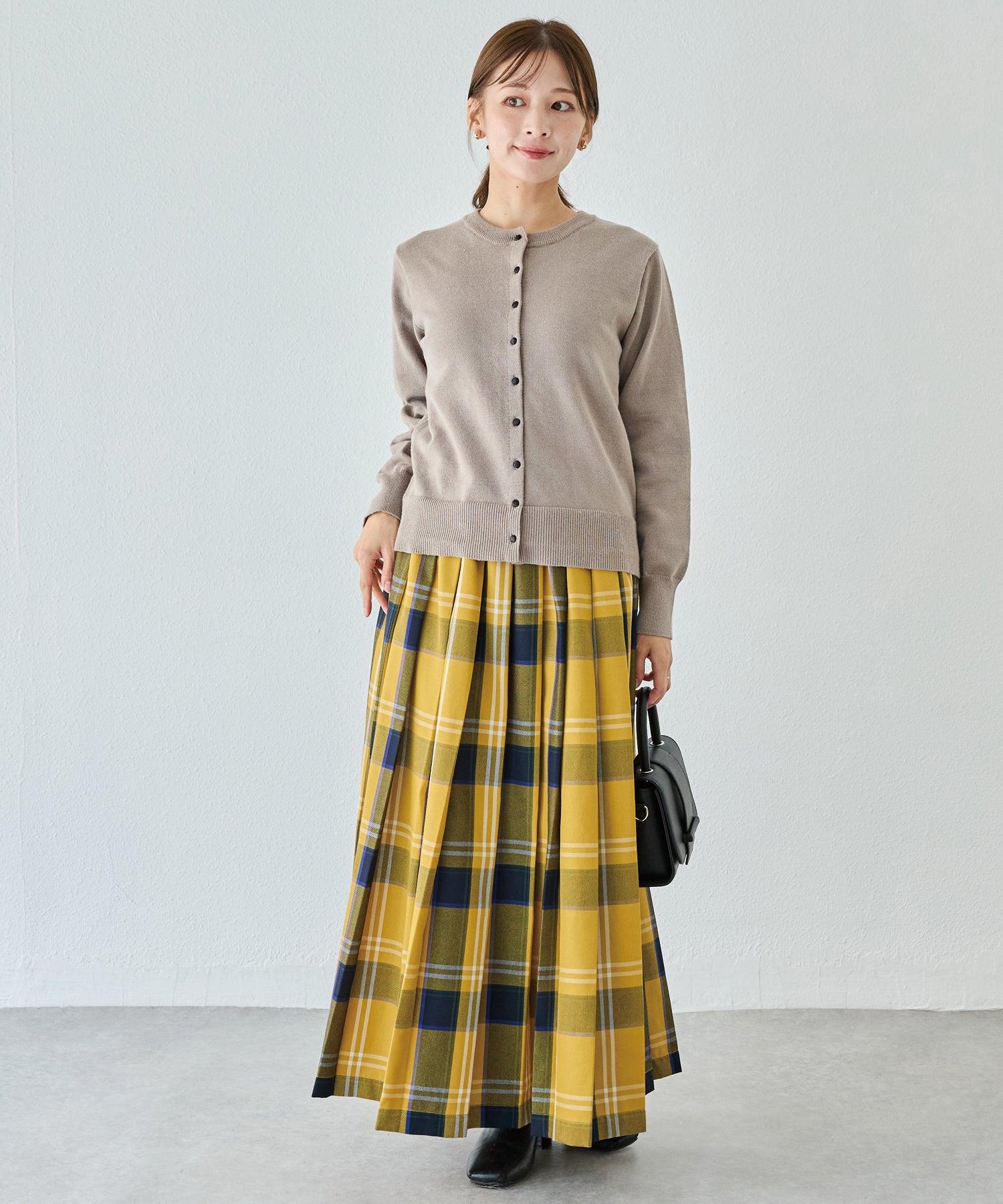 ボタン配色ニットカーデ