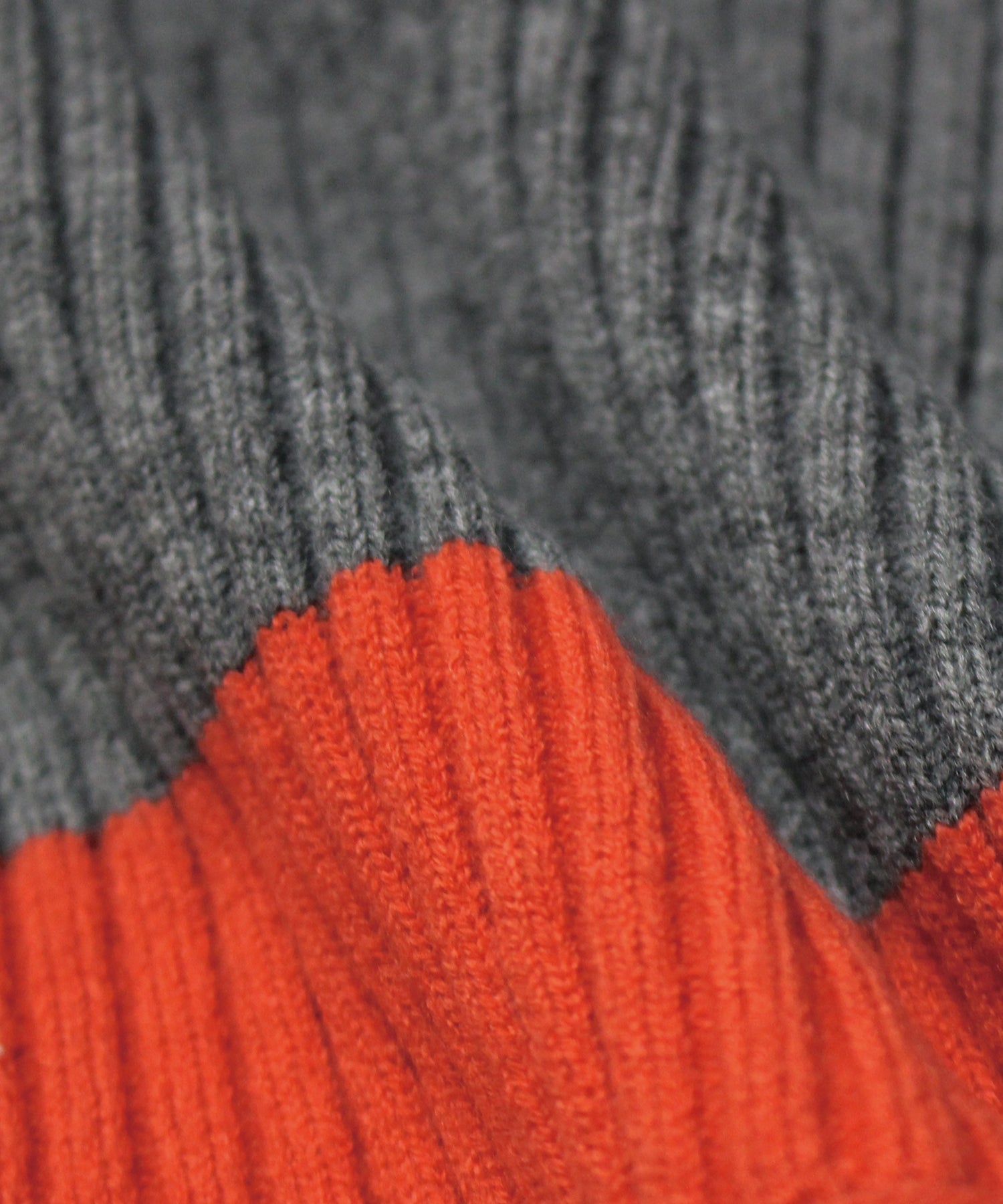 チャコールグレー