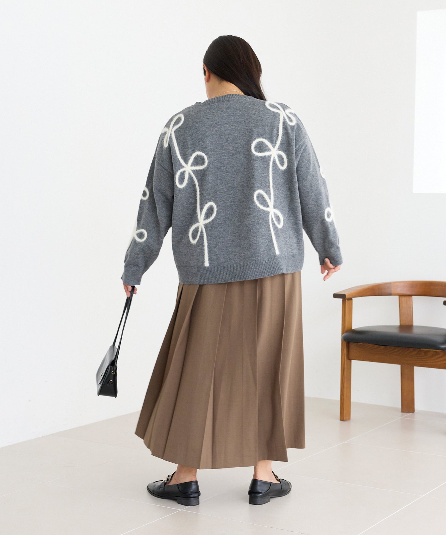 フェザーリボンコード刺繍ニット