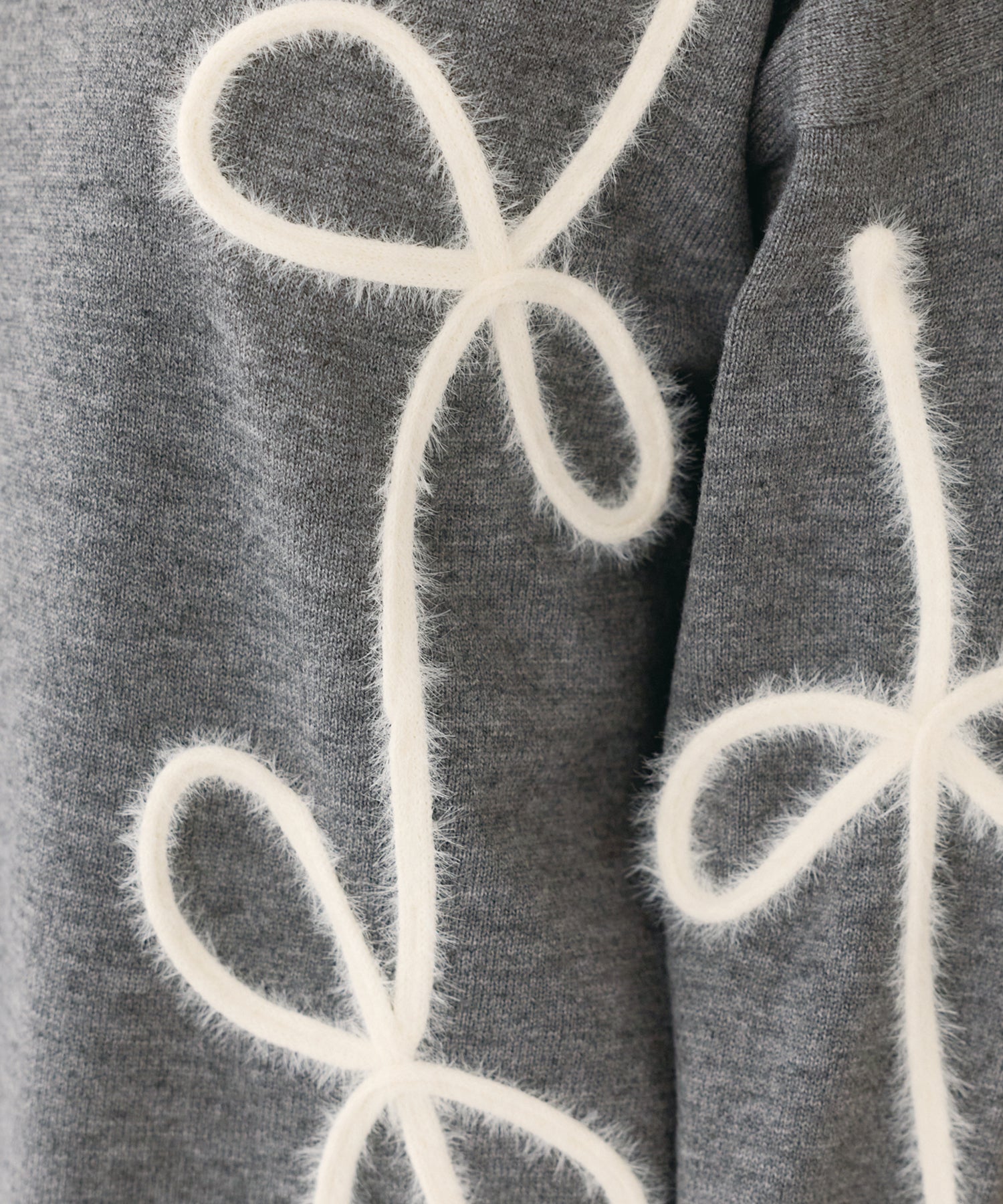 フェザーリボンコード刺繍ニット