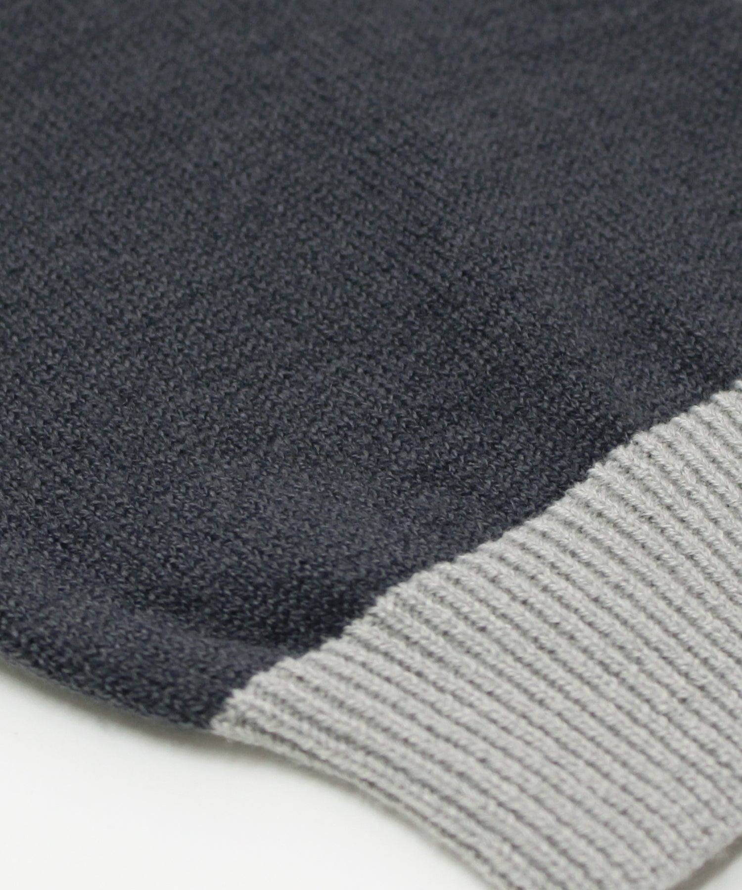 チャコールグレー：トップス