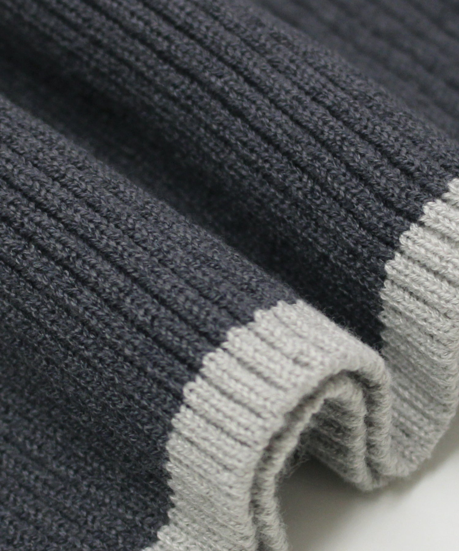 チャコールグレー：スカート