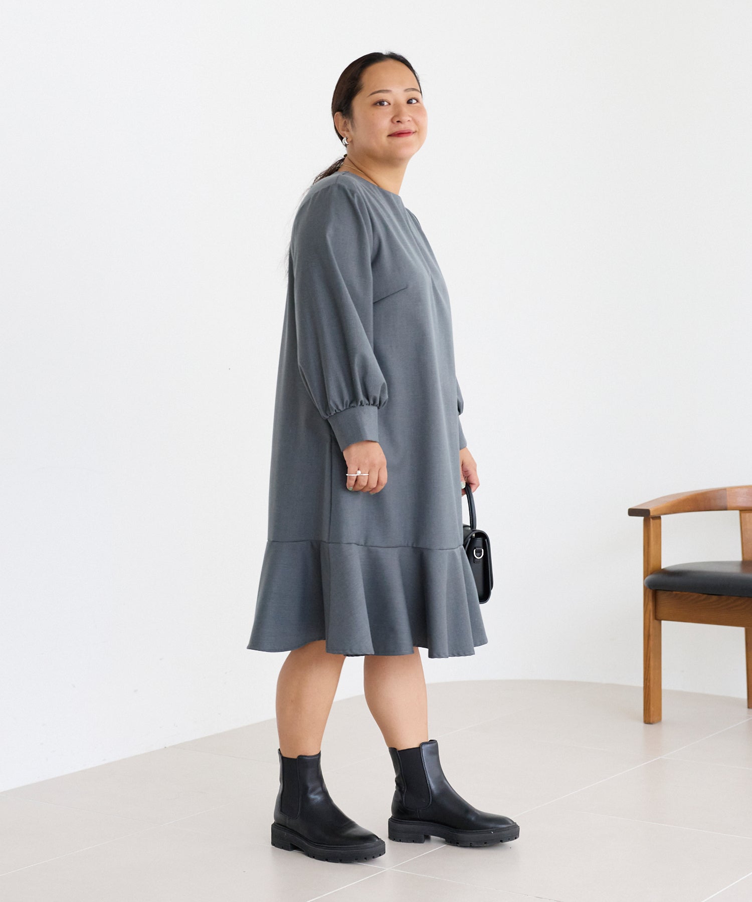 フレアミディワンピ