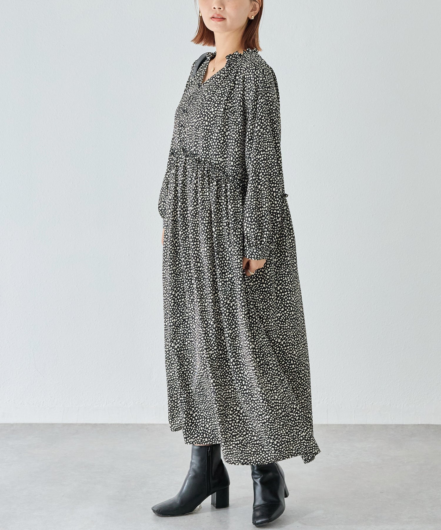 フリル衿ワンピース