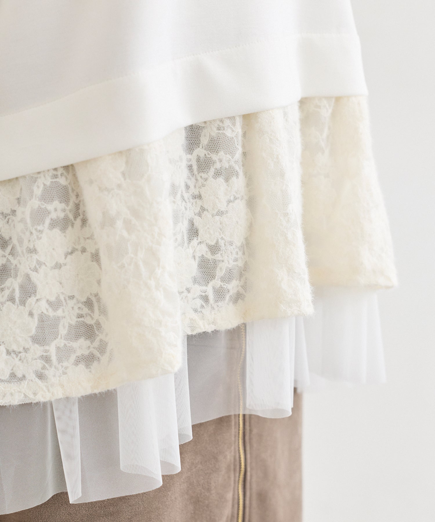 起毛レースとチュールの切替デザイン
