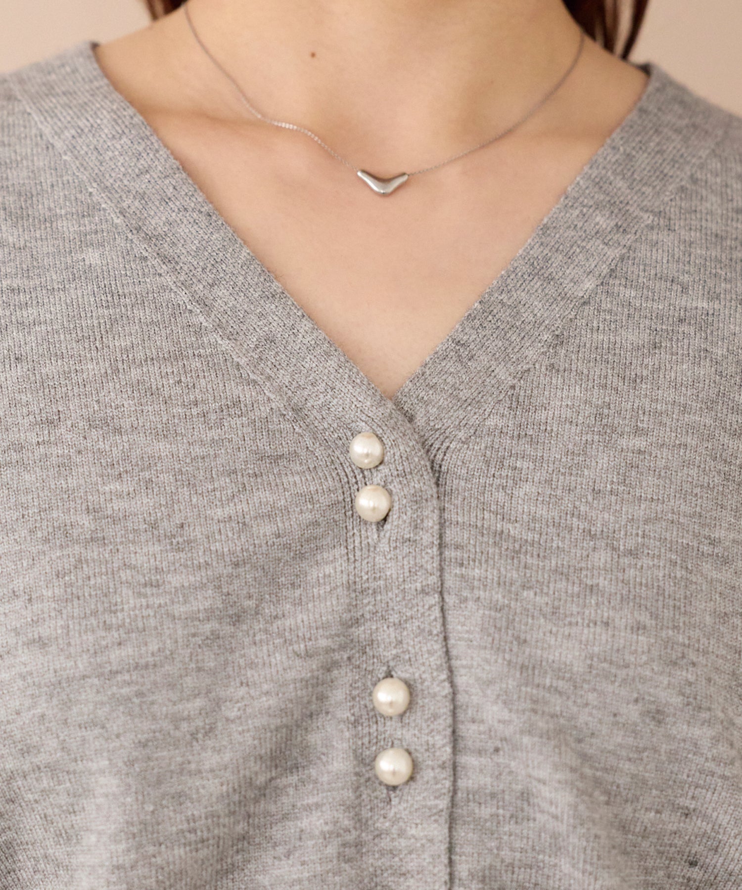 Vネック・ダブルパール釦