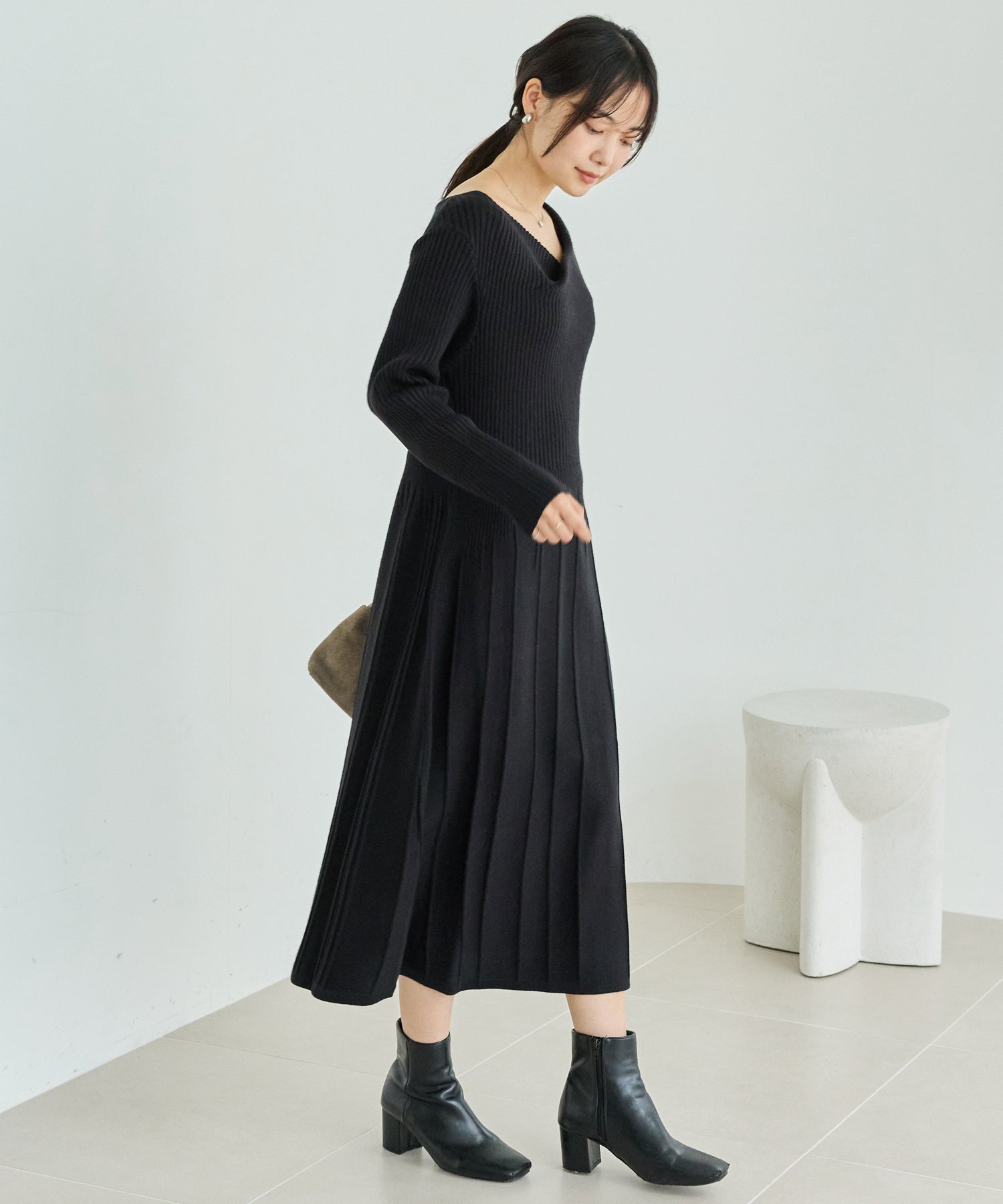 リブ切替ドレープネックニットワンピース