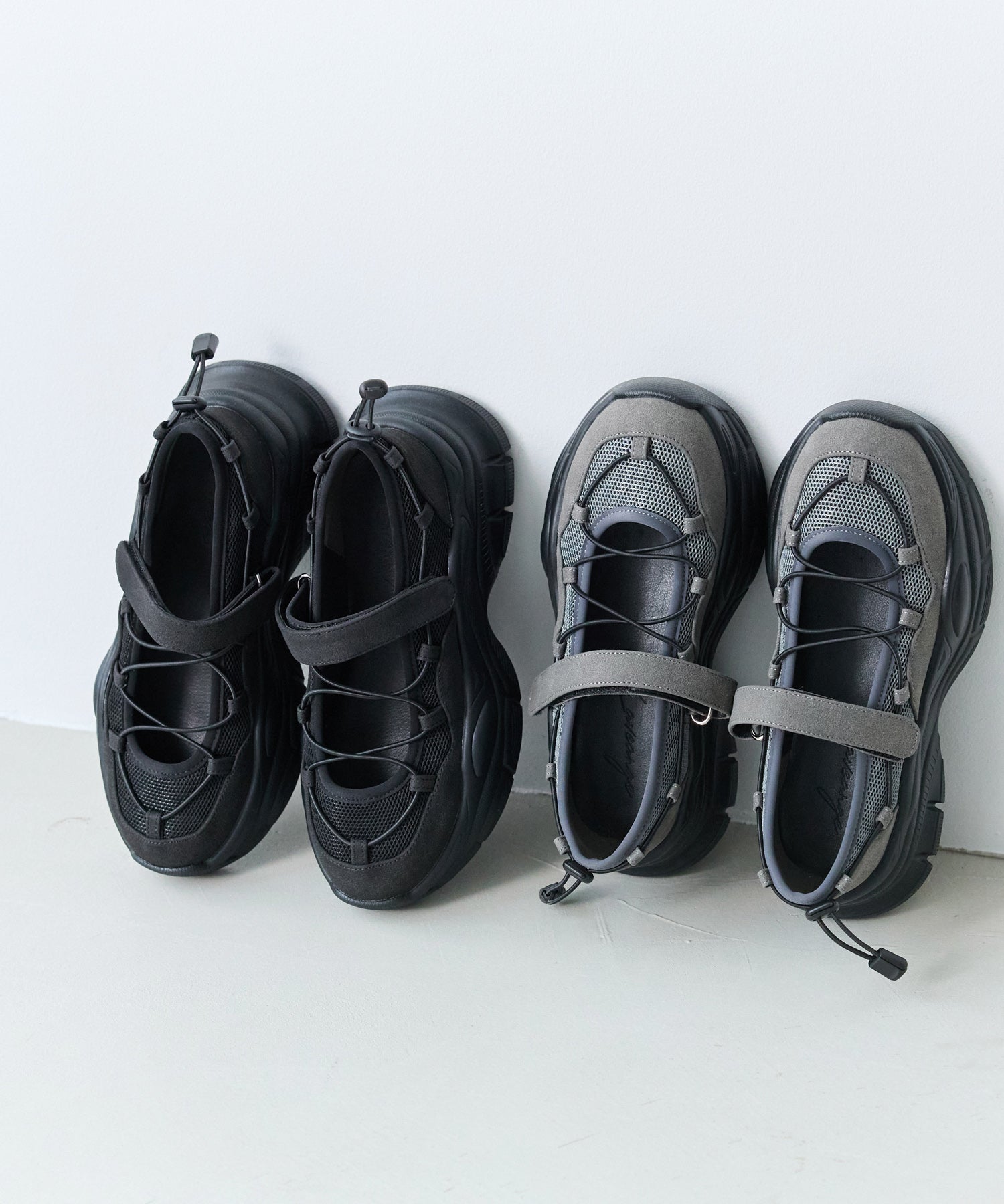 左：ブラック　右：チャコールグレー