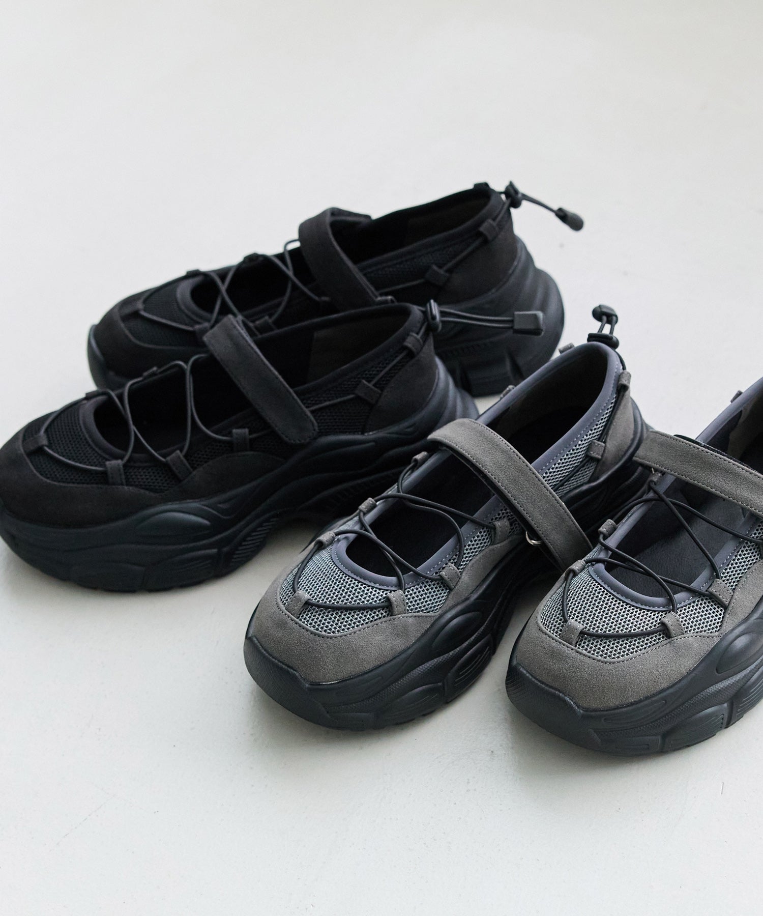 左：ブラック　右：チャコールグレー