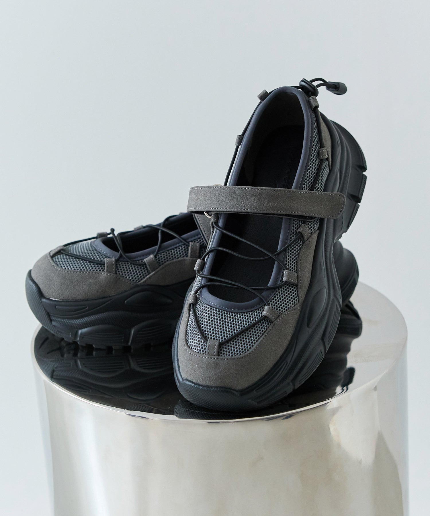 チャコールグレー