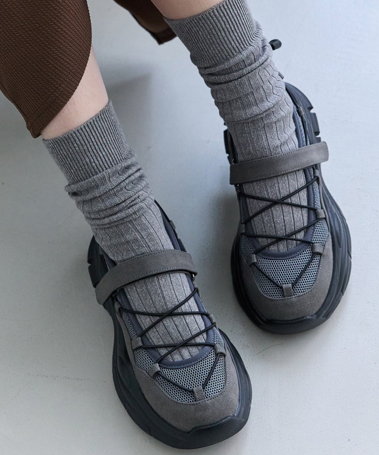 チャコールグレー