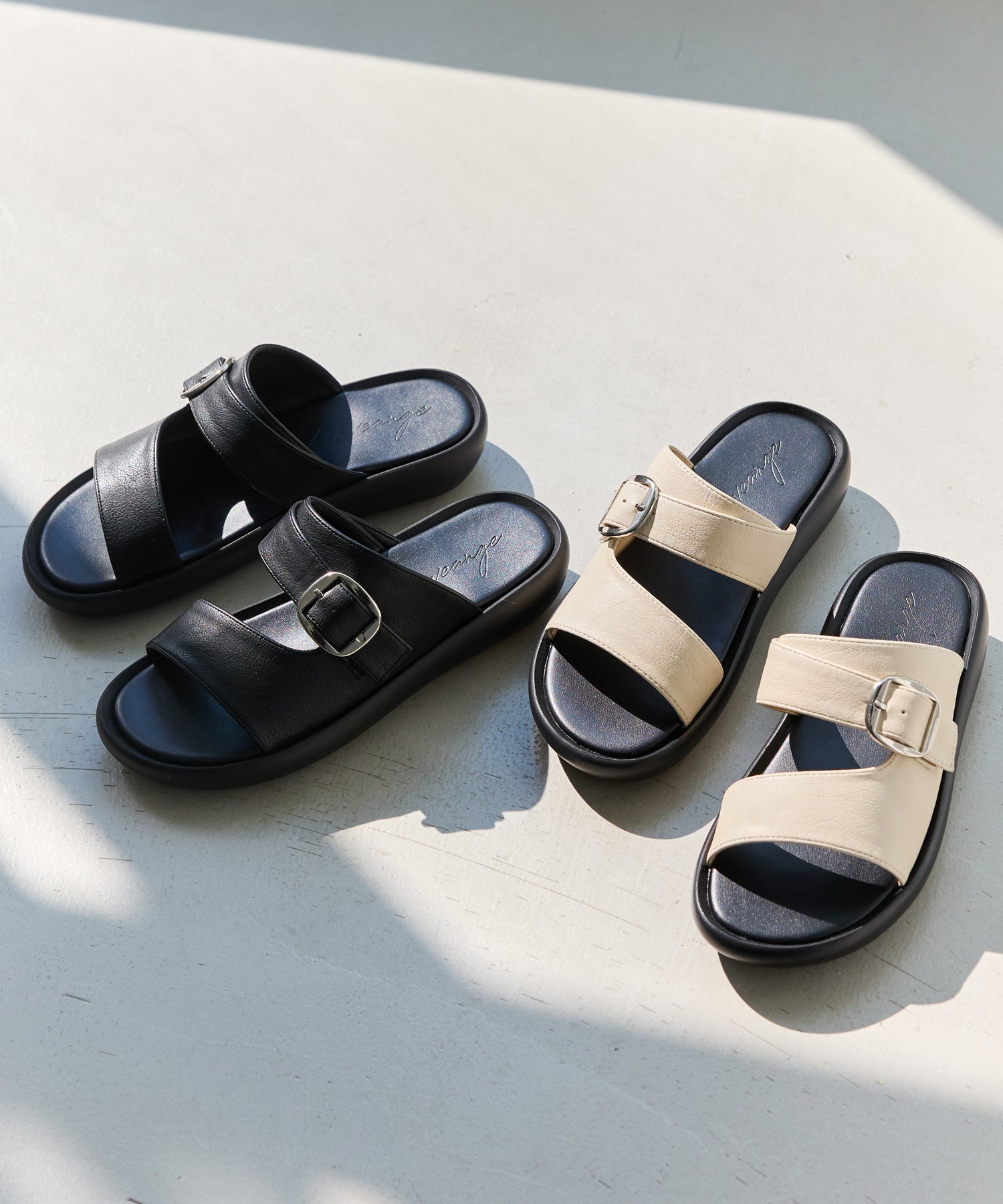 左：ブラック　右：アイボリー