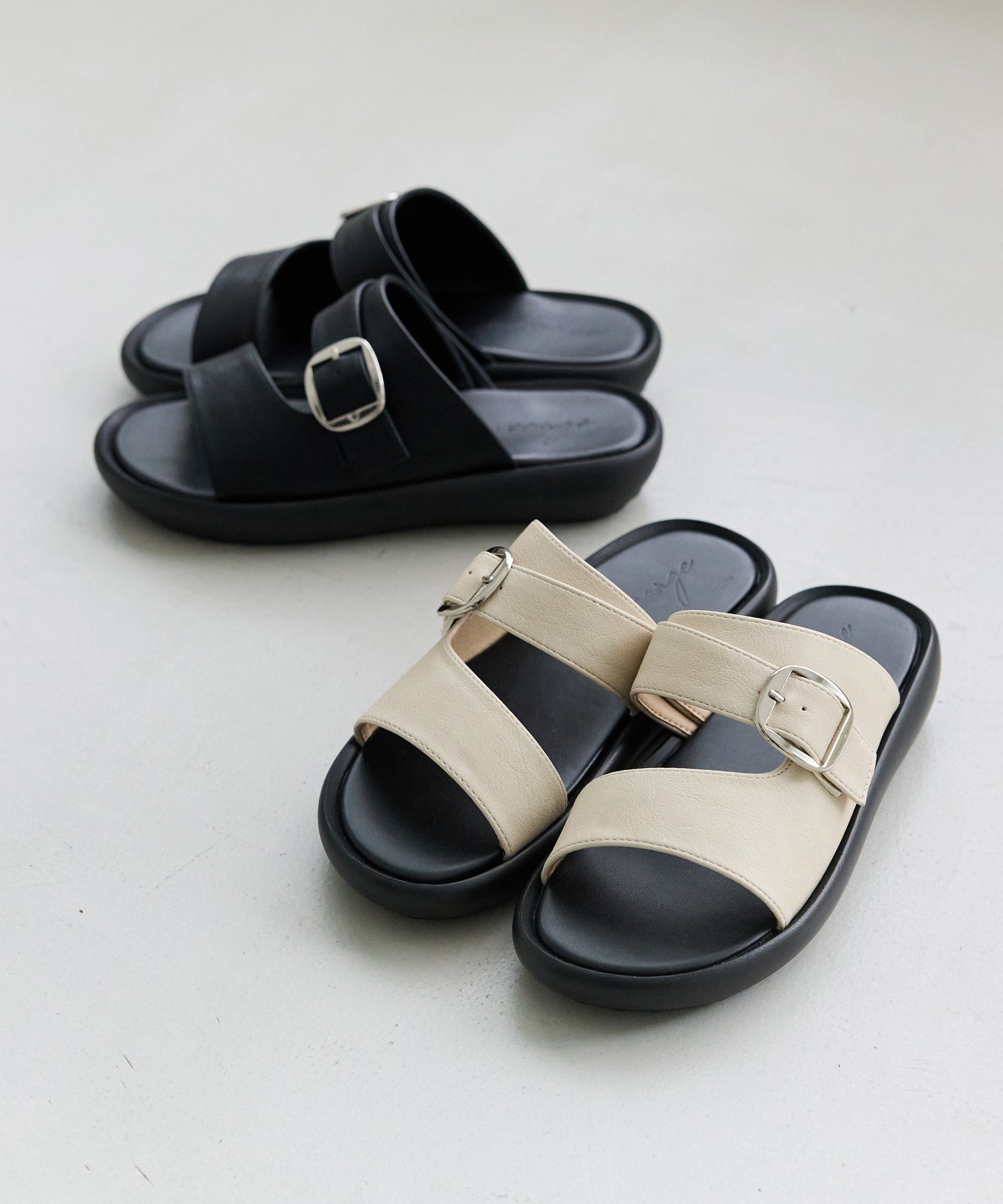 左：ブラック　右：アイボリー