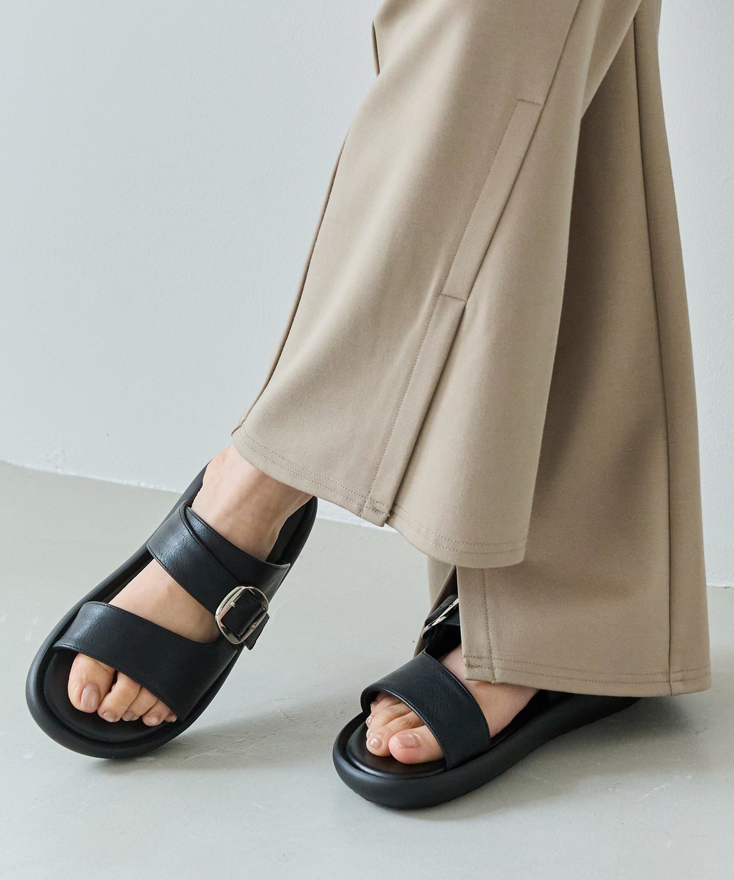 【ゆったり甲高】バックルストラップサンダル