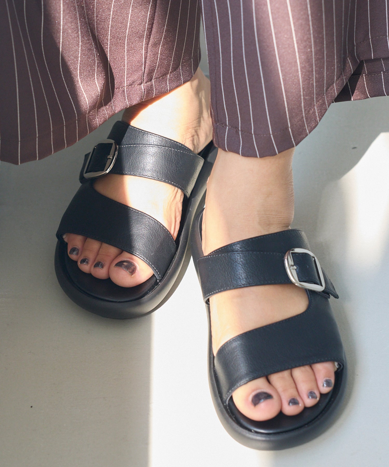 【ゆったり甲高】バックルストラップサンダル