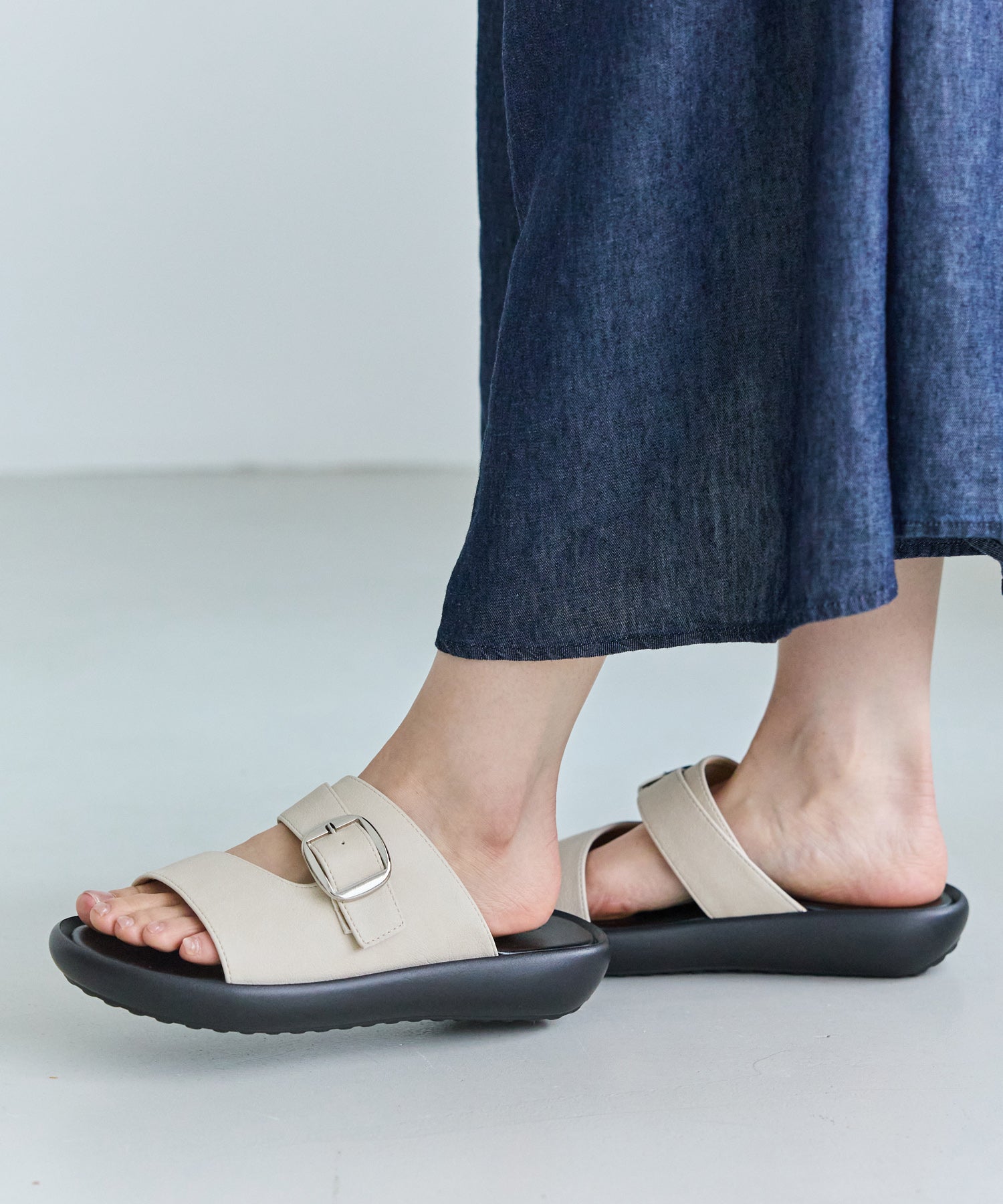 【ゆったり甲高】バックルストラップサンダル