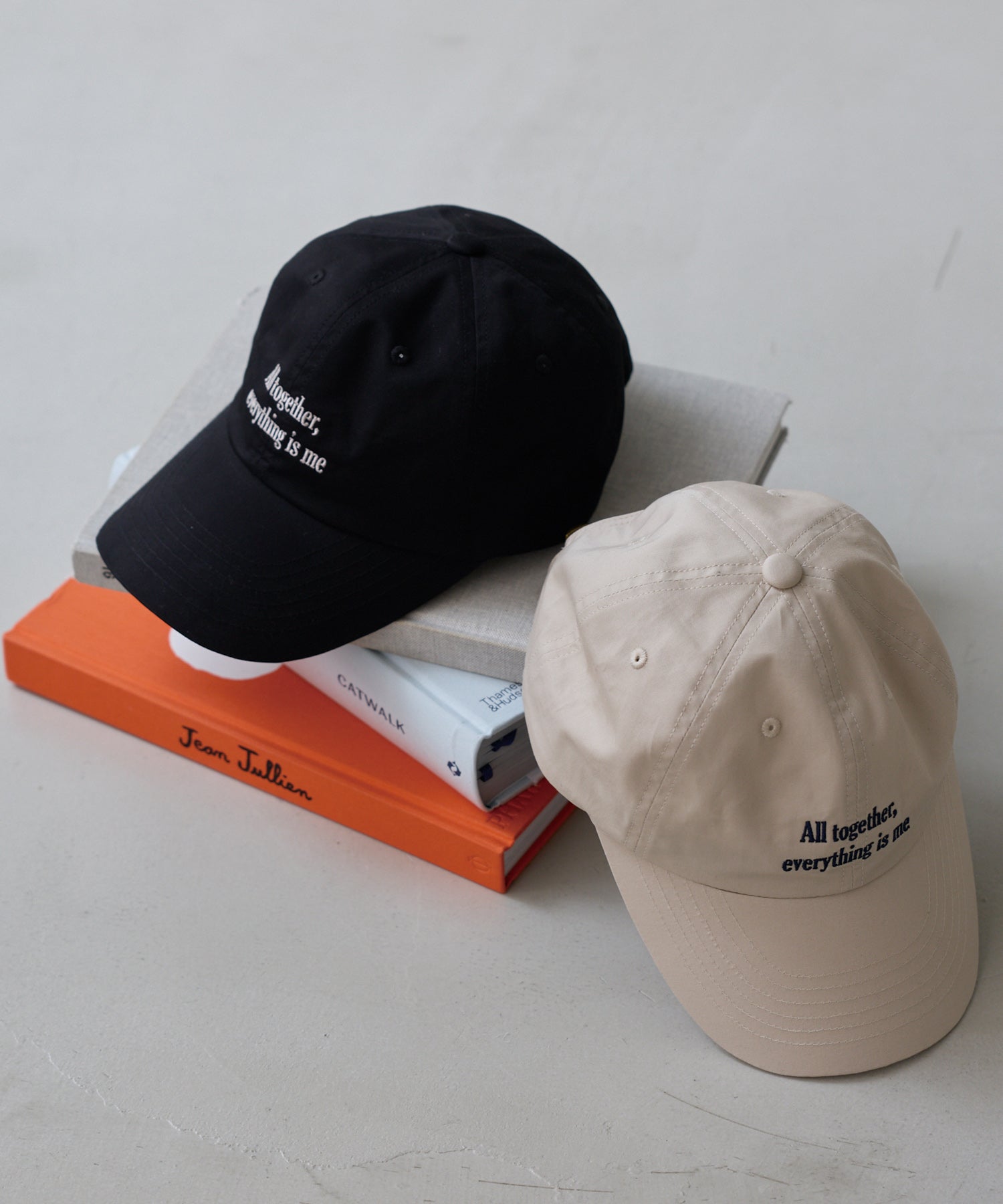 メッセージロゴ刺繍キャップ（深め・つば広）